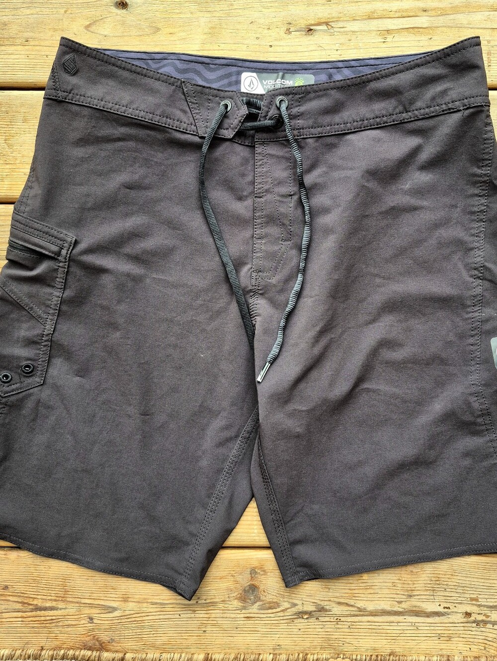 Volcom Gray Black Mod-Tech Boardshorts Size 32